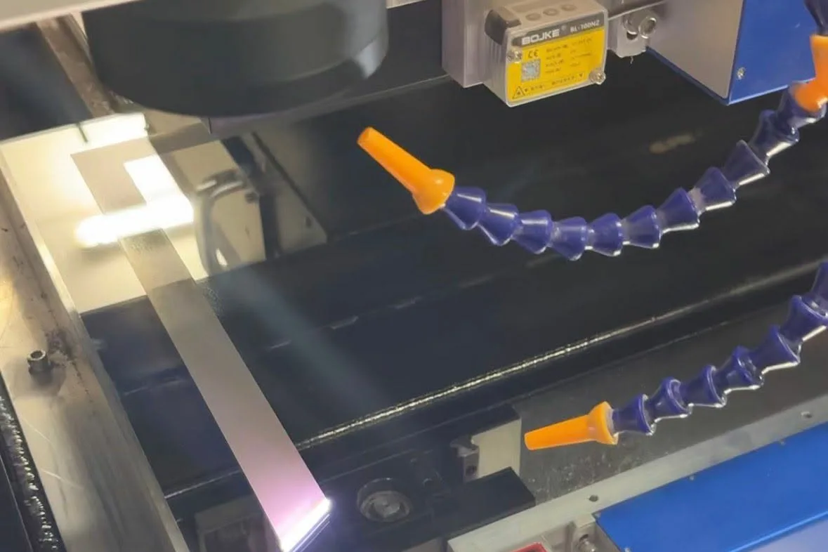 Laserkopf bearbeitet die Spiegelschicht für die LED-Beleuchtung